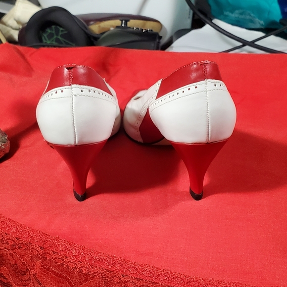 Vintage red/white womens carriage court wingtip heels - Picture 6 of 7
